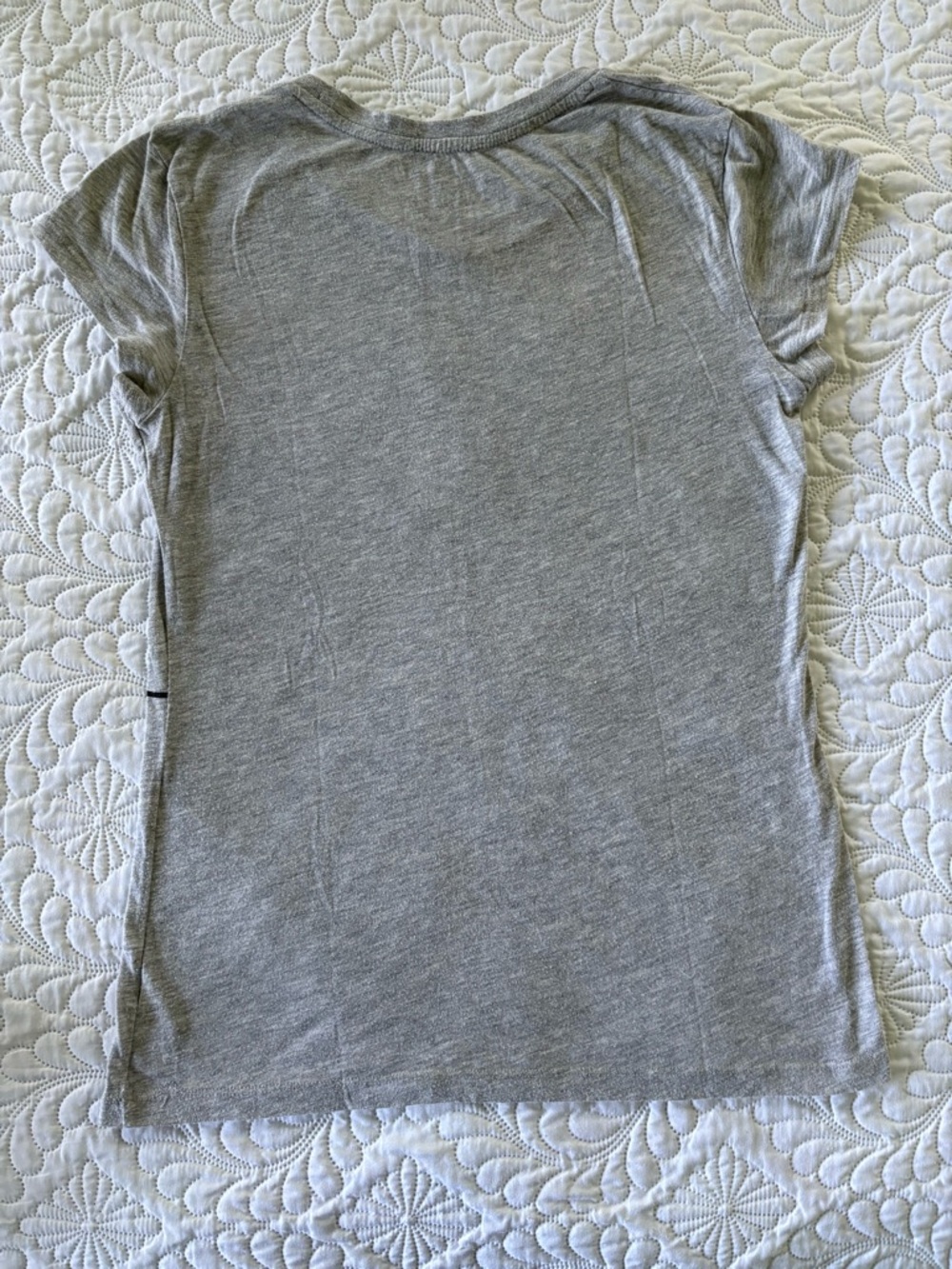 Disney Grey Tee Mickey & Minnie kiss heart Graphic juniors 11/13 - Picture 4 of 7